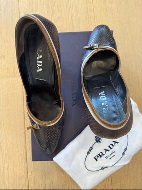 PRADA! Size 10, BEAUTIFUL DETAIL! Dark Brown Snakeskin heels with Tan Trim.